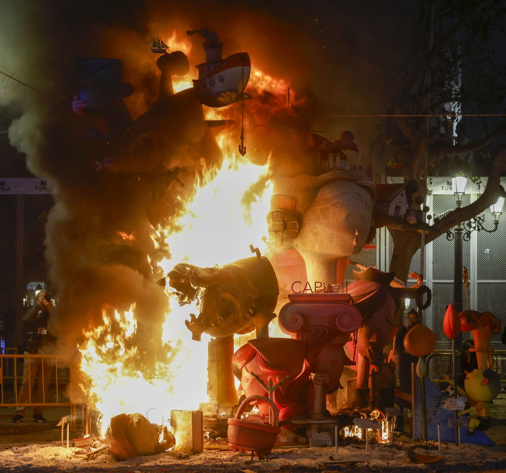 La cremà de la falla infantil del Ayuntamiento, en imágenes