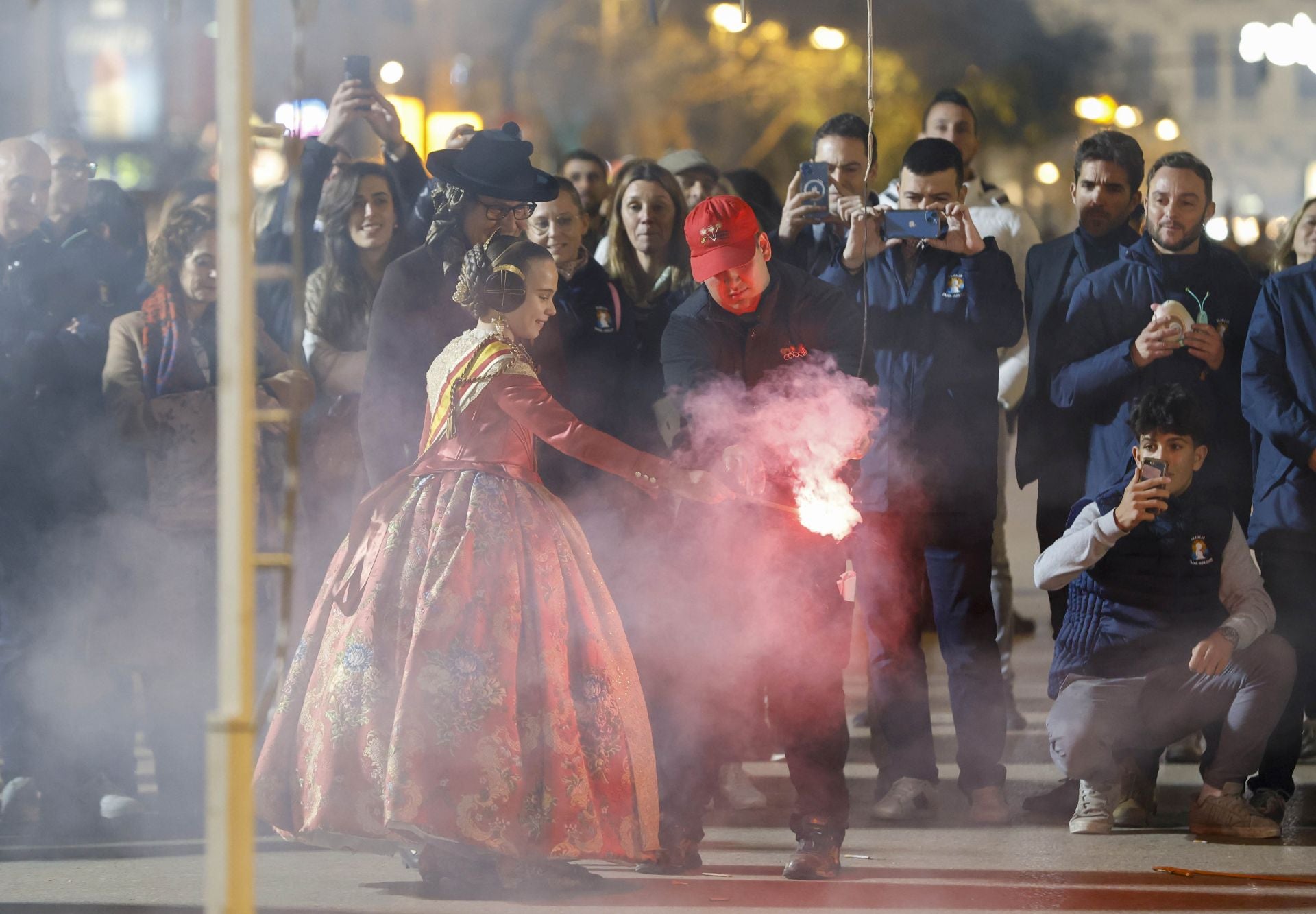 La cremà de la falla infantil del Ayuntamiento, en imágenes