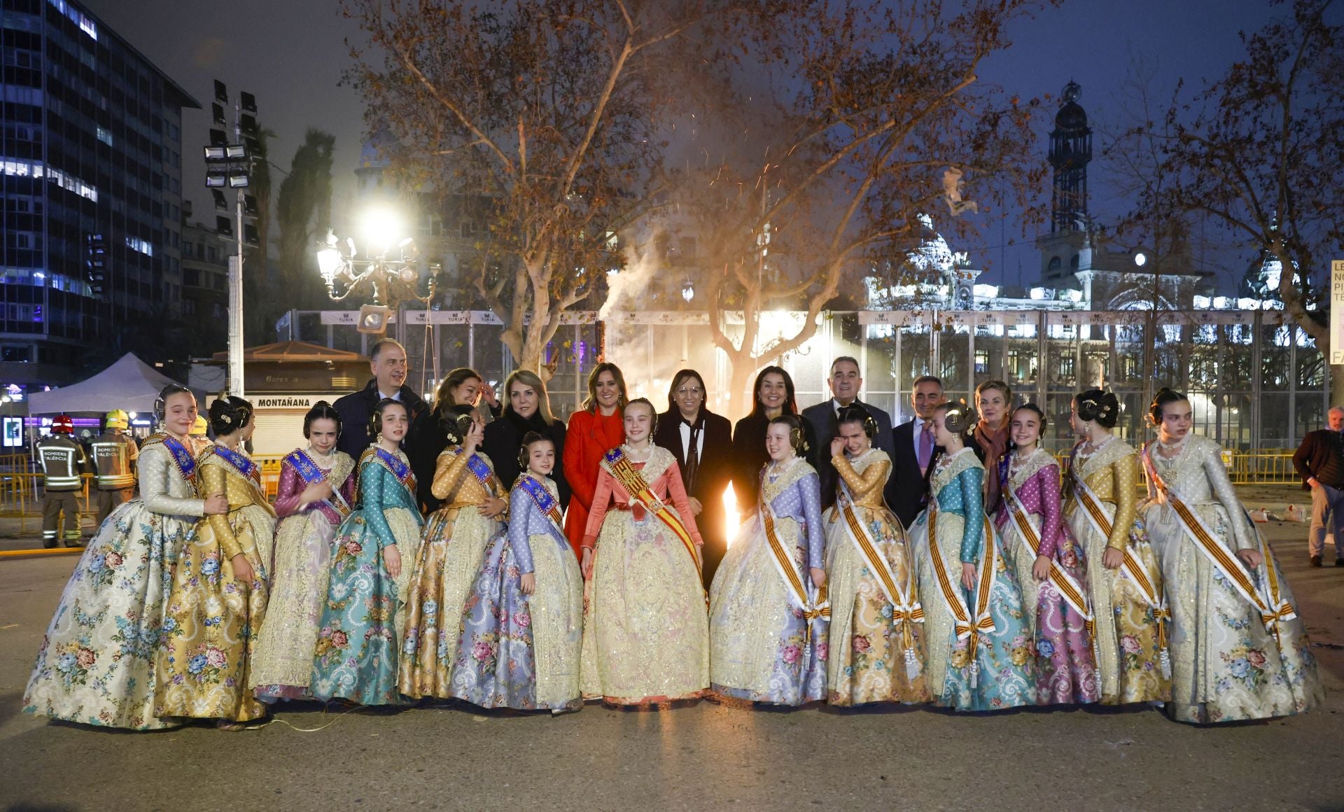 La cremà de la falla infantil del Ayuntamiento, en imágenes