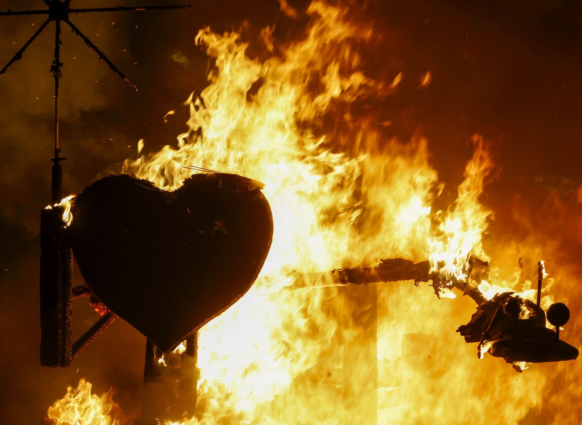 La cremà de la falla infantil del Ayuntamiento, en imágenes