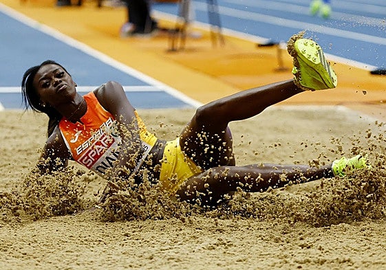 Fátima Diame aterriza en uno de sus intentos en el Europeo de Apeldoorn.