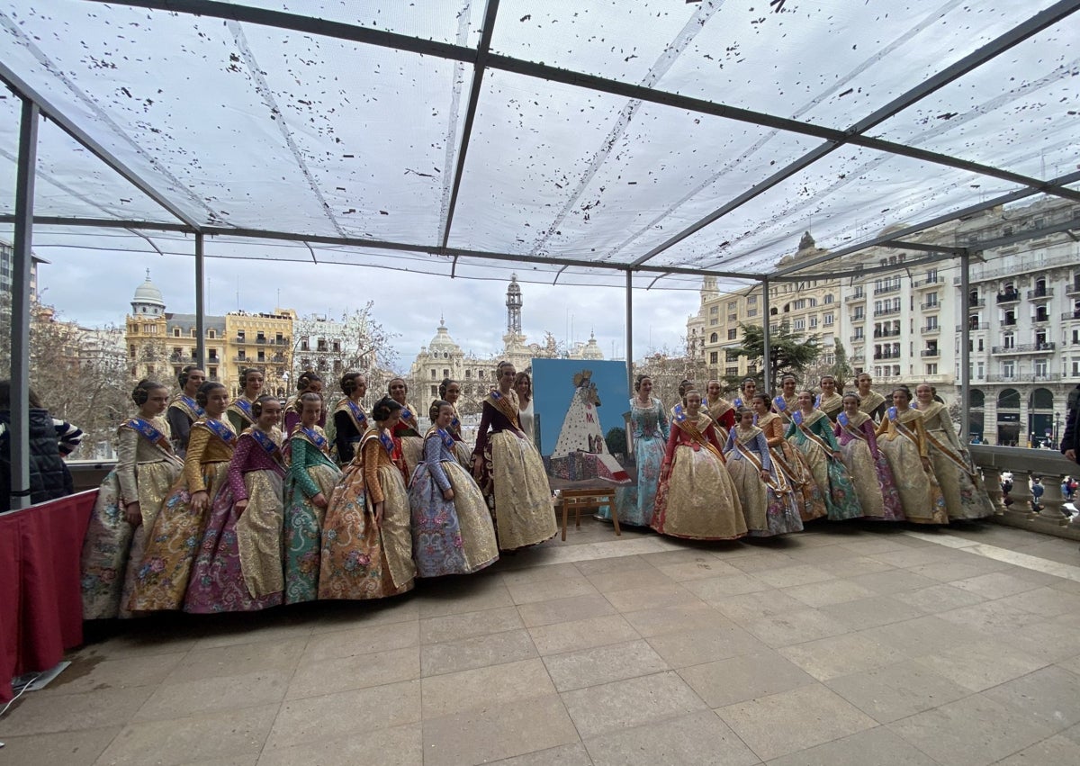 Imagen secundaria 1 - Regalo del cuadro que ha pintado la madrileña Esther Molla dedicado al cadafalde la Virgen de la Ofrenda.