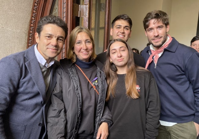 La pirotécnica María José Lora, con sus hijos Diego y Carlota y los concejales carlos Mundina y Juan Carlos Caballero.