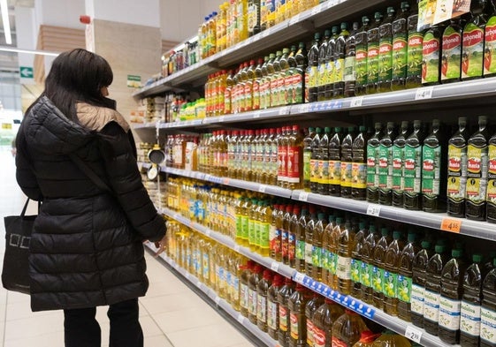 Botellas de diferentes marcas de aceite de oliva.