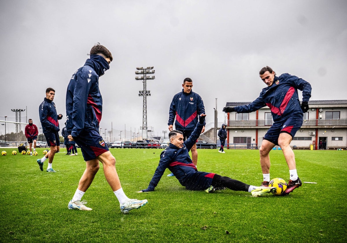 Rondo durante el entrenamiento de ayer en la ciudad deportiva de Buñol.