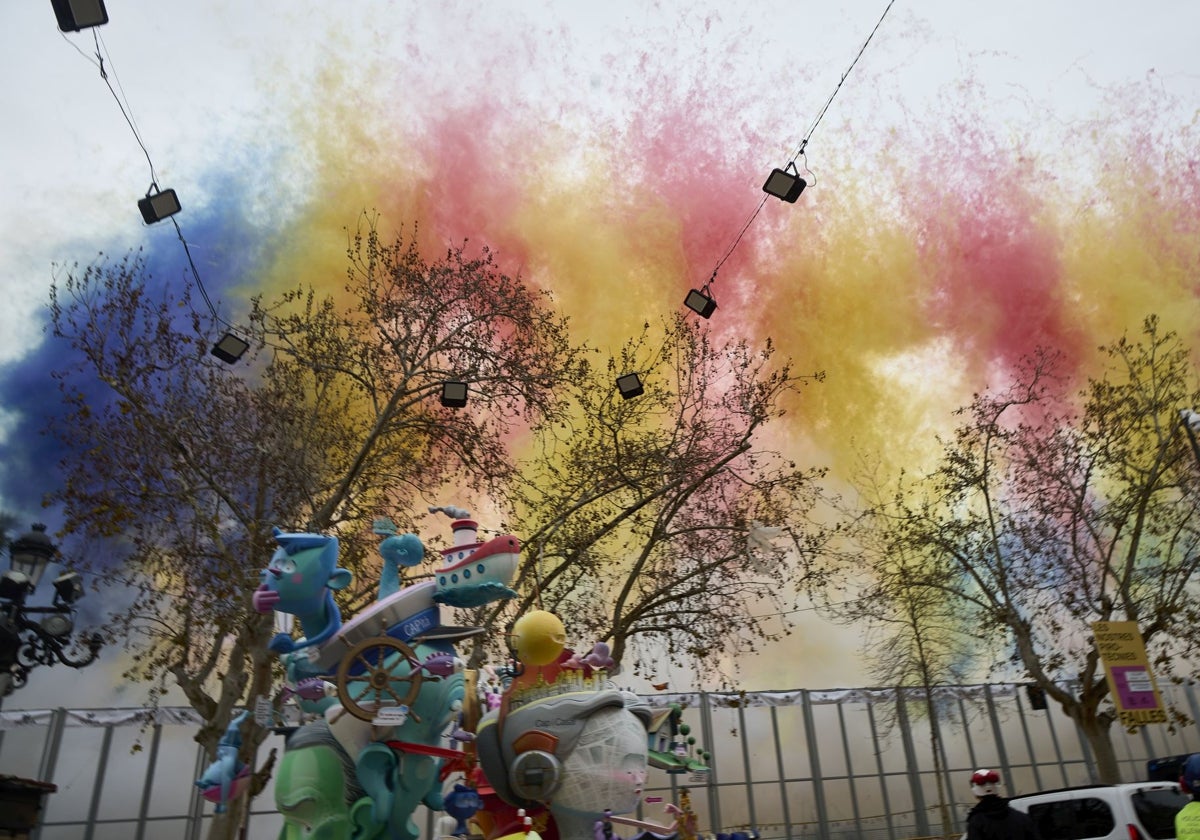 Mascletà durante las Fallas 2025 en la plaza del Ayuntamiento.