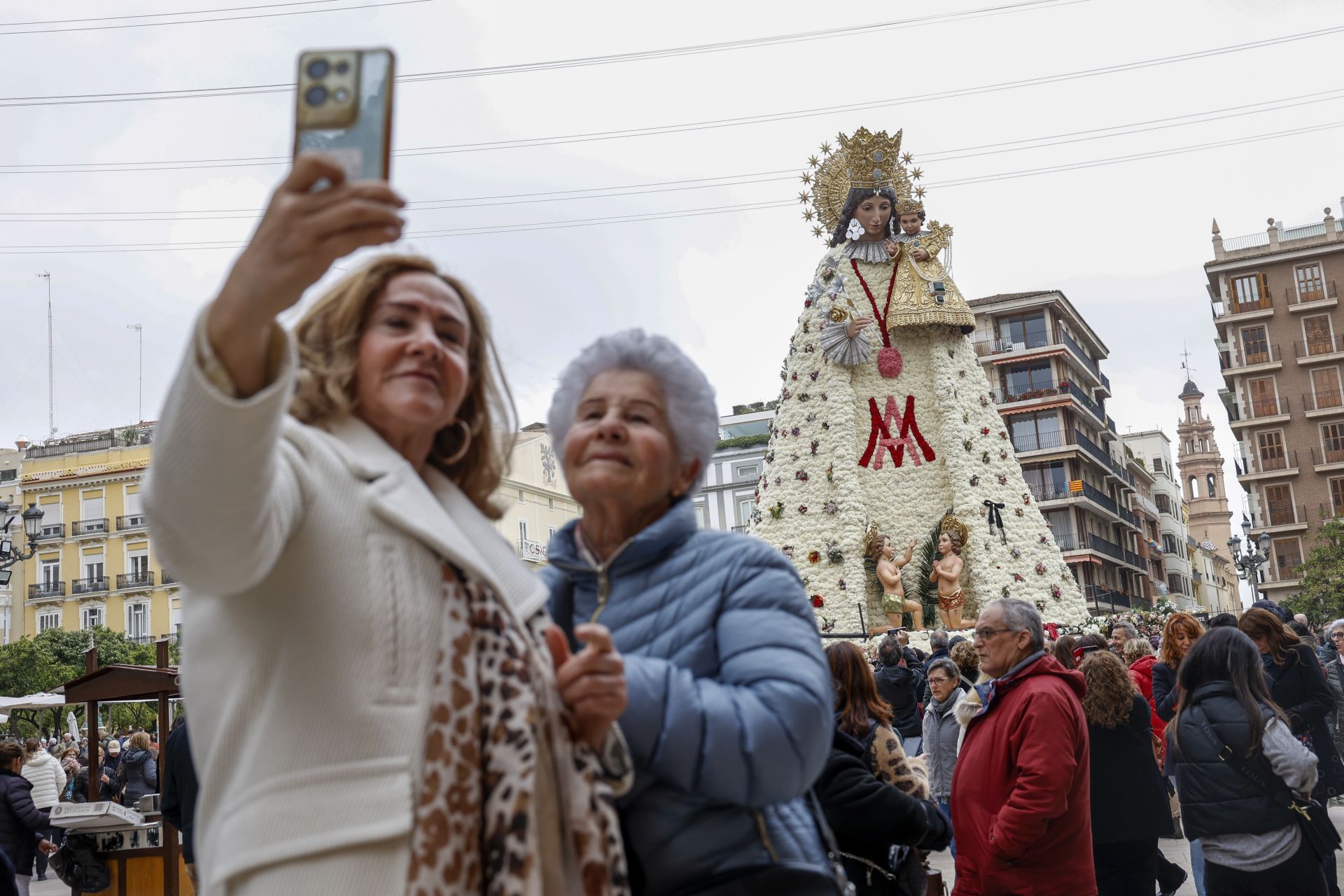 FOTOS | La plaza de la Virgen, llena para ver el manto de la Mare de Déu