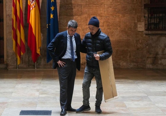 Mazón conversa con uno de los afectados de la dana en el Palau.