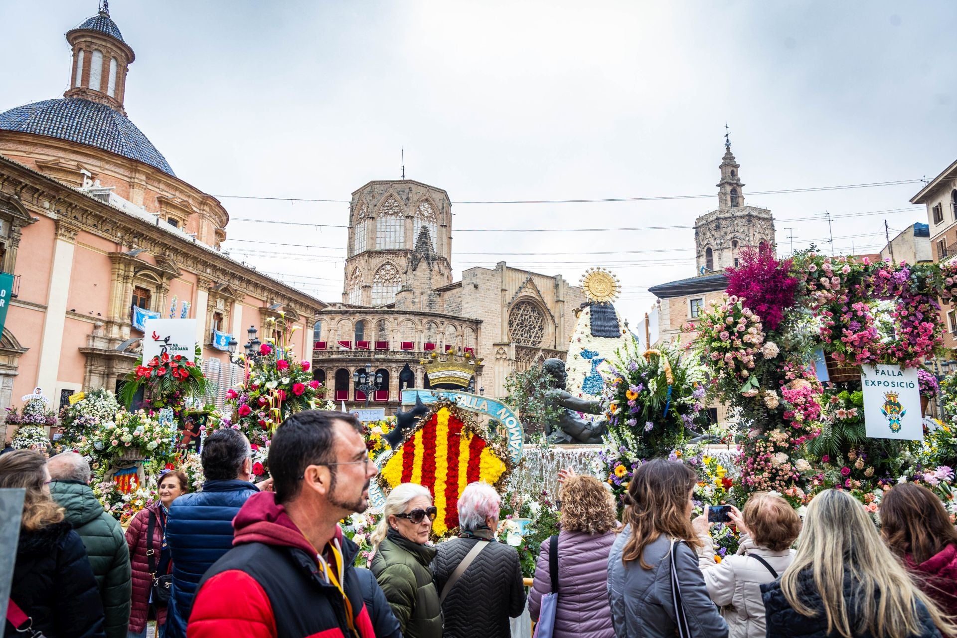 FOTOS | La plaza de la Virgen, llena para ver el manto de la Mare de Déu