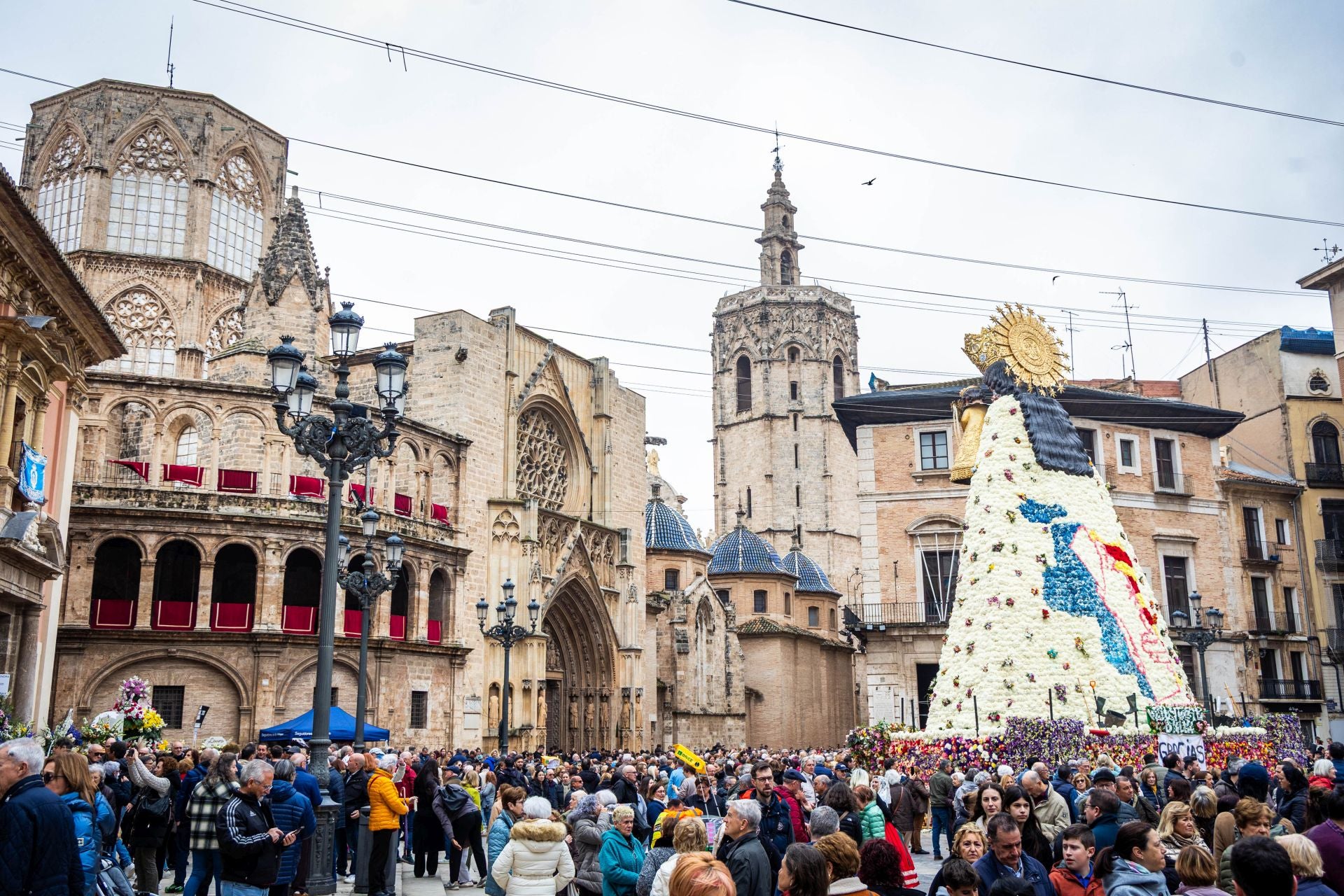 FOTOS | La plaza de la Virgen, llena para ver el manto de la Mare de Déu