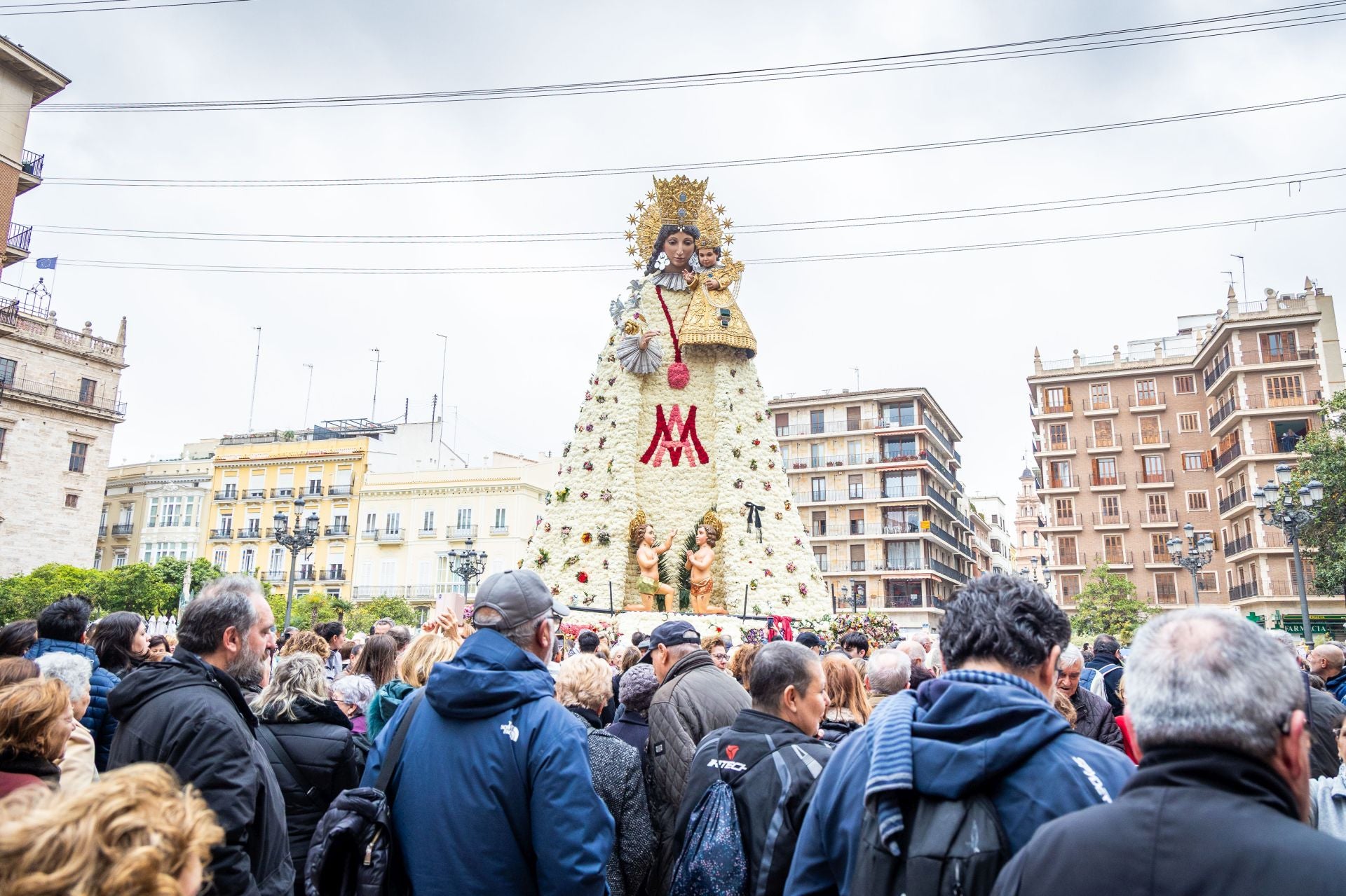 FOTOS | La plaza de la Virgen, llena para ver el manto de la Mare de Déu