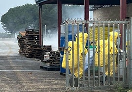 Bomberos trabajando en la fuga de la industria.