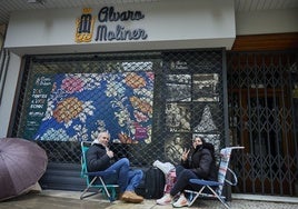 Sebastián y Aroa Gómez, los primeros de la cola, en la tienda de indumentaria de Álvaro Moliner.