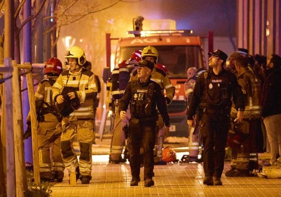 Bomberos y policías que intervinieron en el incendio de Campanar.