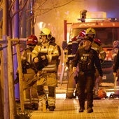 Bomberos y policías que intervinieron en el incendio de Campanar.