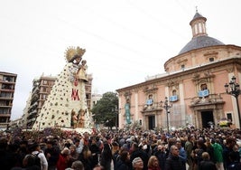 FOTOS | La plaza de la Virgen, llena para ver el manto de la Mare de Déu