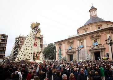 FOTOS | La plaza de la Virgen, llena para ver el manto de la Mare de Déu