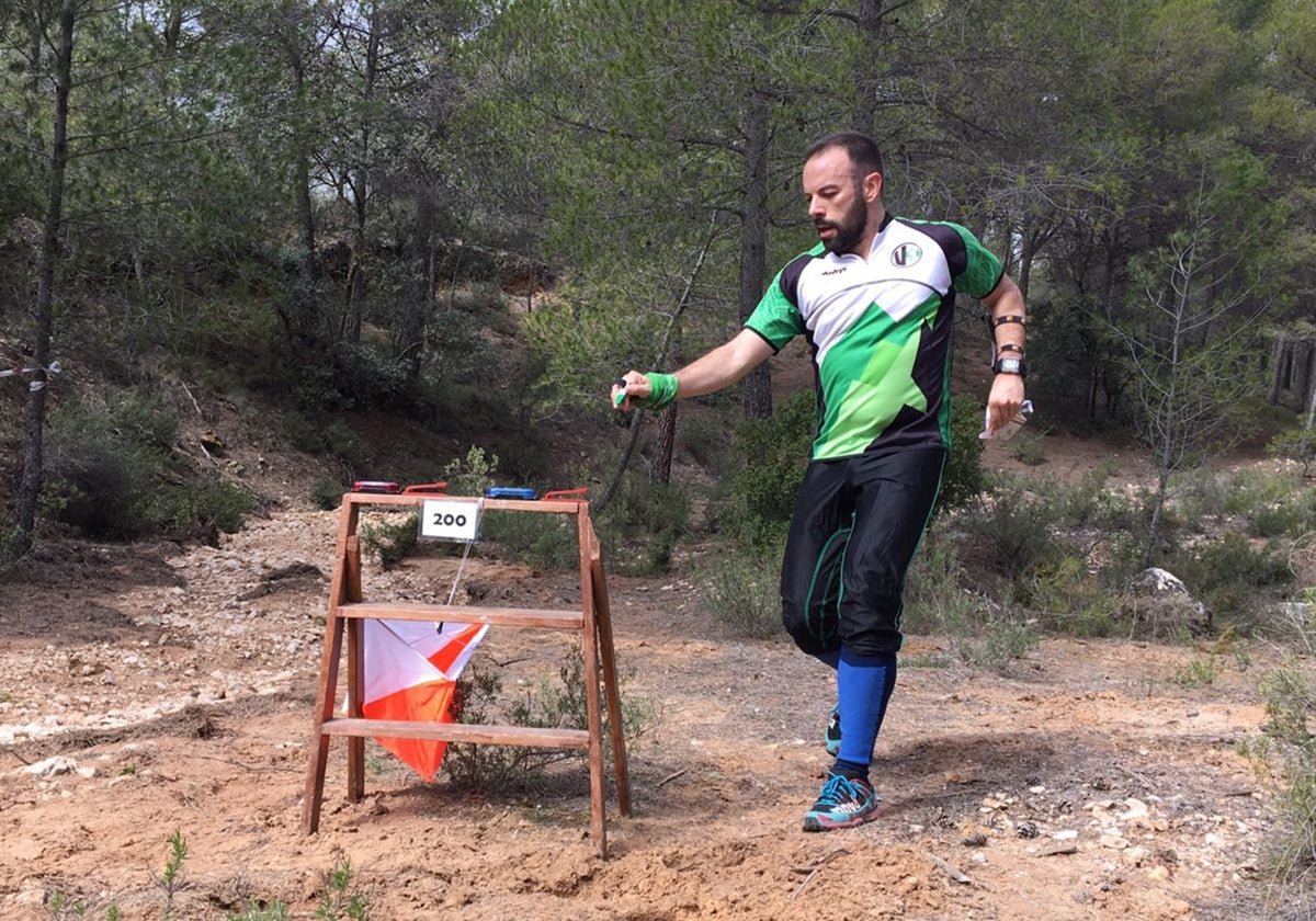 El profesor Héctor Esteve, durante el transcurso de una carrera de orientación.