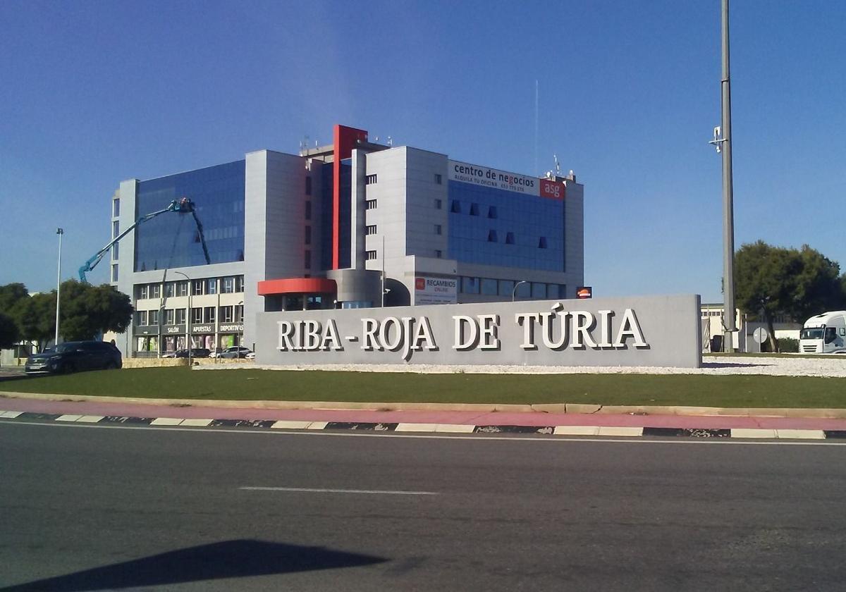 Uno de los accesos al polígono industrial de Riba-roja.