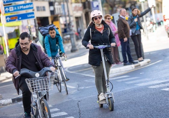 Varios vehículos de movilidad personal en una calle de Valencia.