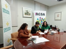 Firma del convenio entre los comerciantes y las dos entidades colaboradoras.