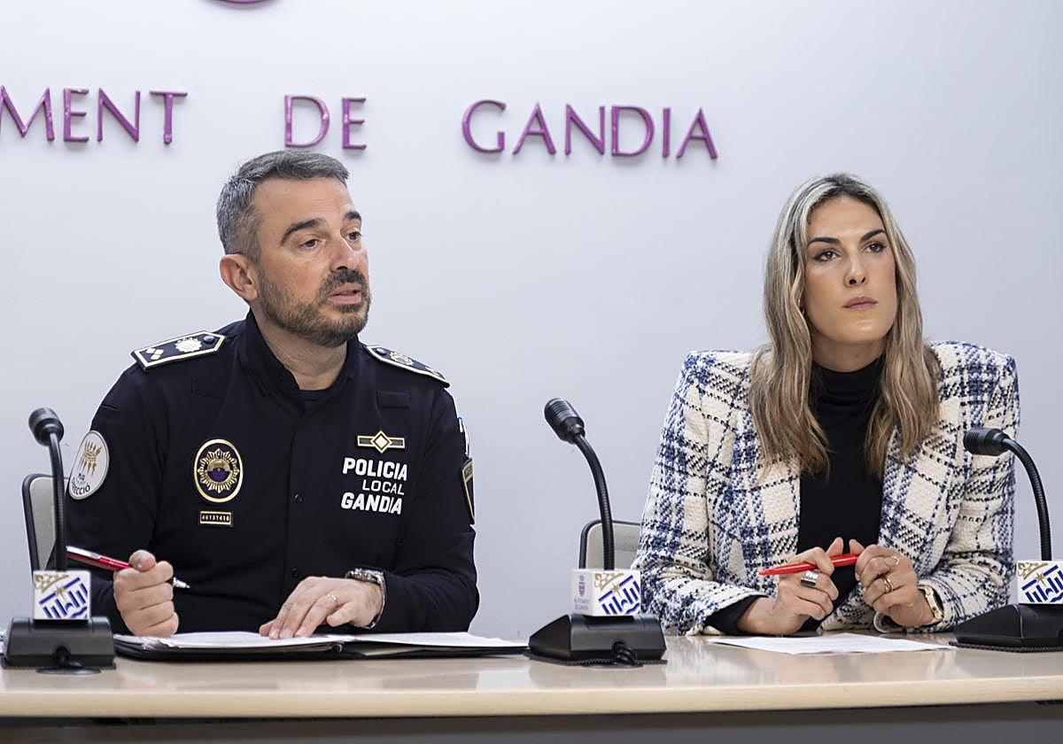 El intendente principal de la Policía Local de Gandia y la edil de Seguridad.