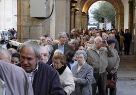 Cola en el ayuntamiento para recoger el ´´llibret´ de las fiestas de la Magdalena en una imagen de archivo