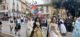 Momento de la procesión de San José a su paso por la Plaza Espanyoleto en Xàtiva.