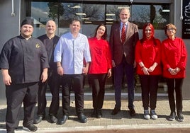 El Rey junto al equipo del restaurante Alacena.
