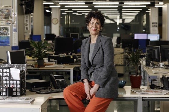 La ministra de Seguridad Social., Elma Saiz Delgado en la redacción del periódico La Verdad.