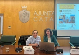 Carmen Grau (d) en la conferencia en Catarroja.