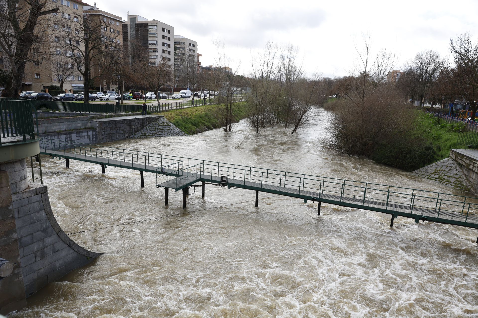 Así baja el río Manzanares, una imagen nunca vista