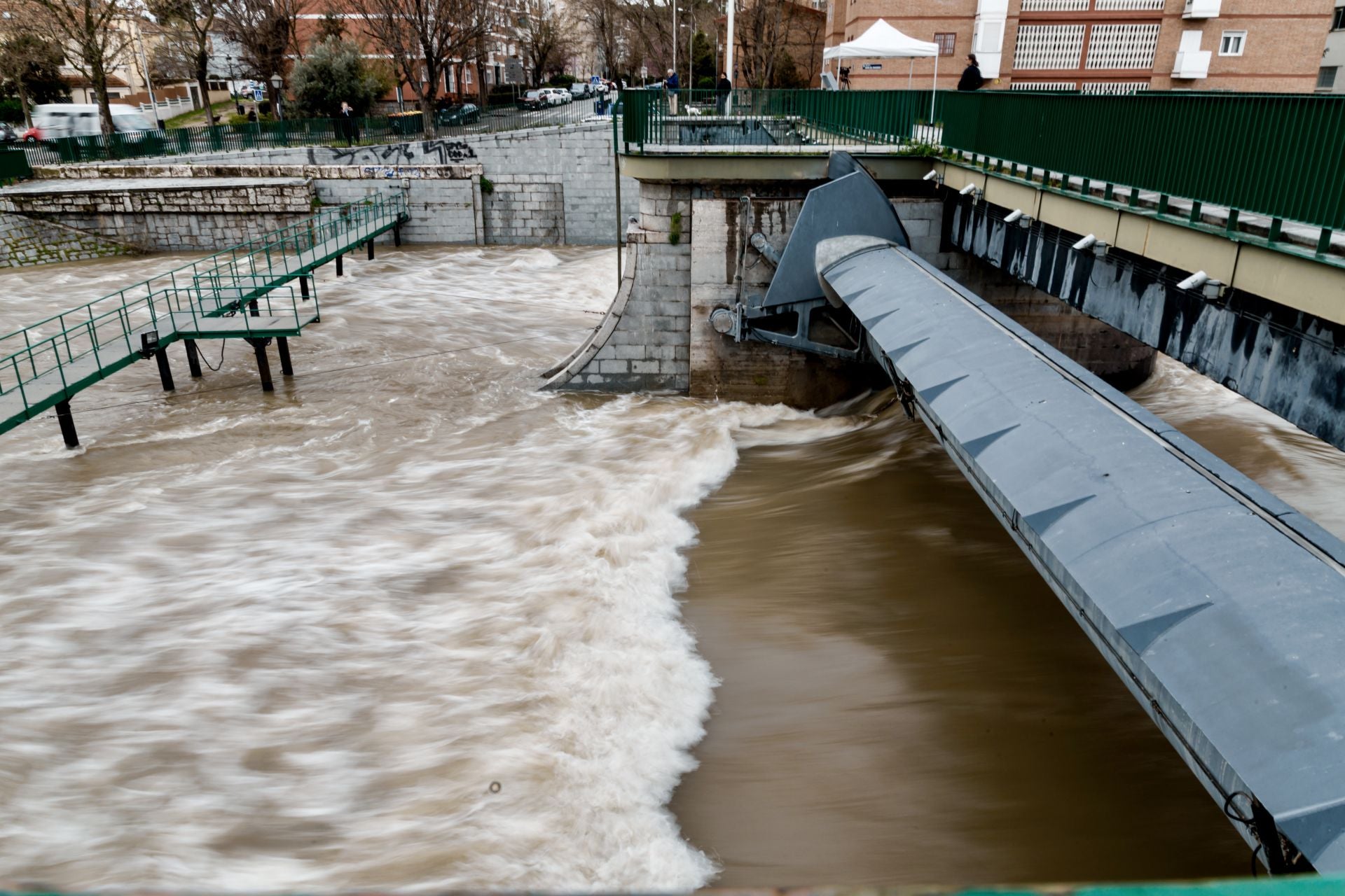 Así baja el río Manzanares, una imagen nunca vista