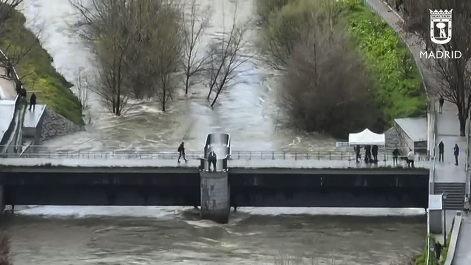 Así baja el río Manzanares, una imagen nunca vista