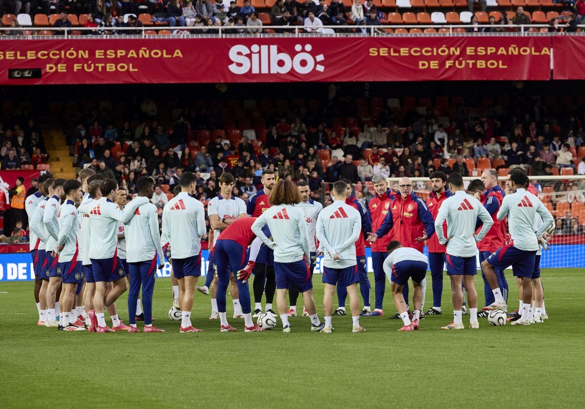 26.000 personas disfrutan en Mestalla del entrenamiento abierto solidario de la selección española