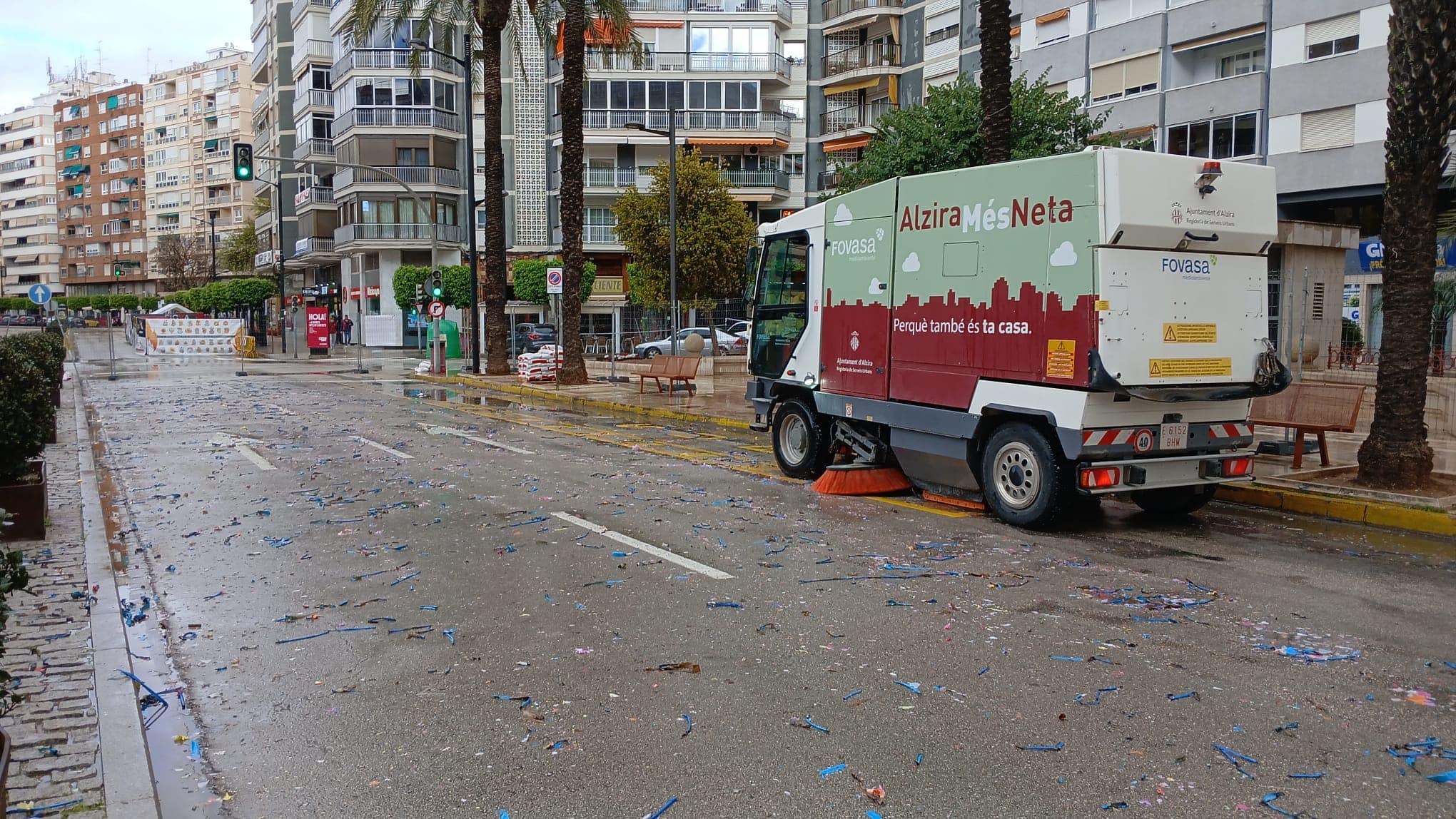 Limpieza en las calles de Alzira durante las Fallas.