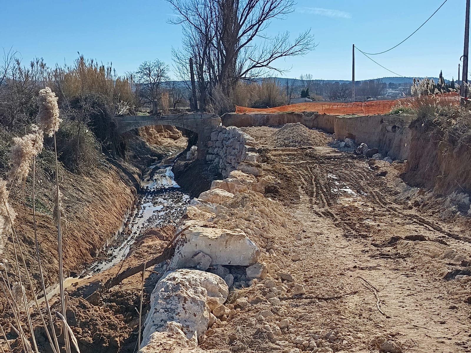 Trabajos en uno de los cauces de Requena.