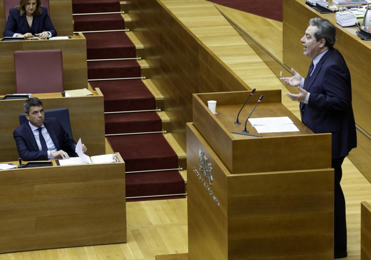 Carlos Mazón atiende la intervención de José María Llanos en Les Corts.