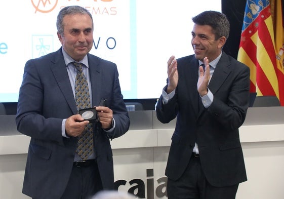 El presidente entrega la medalla a Luis Blanch.