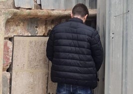 Un joven orinando en la puerta de los Santos Juanes, en las Fallas de 2024.