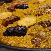 Paella de arroz al horno.