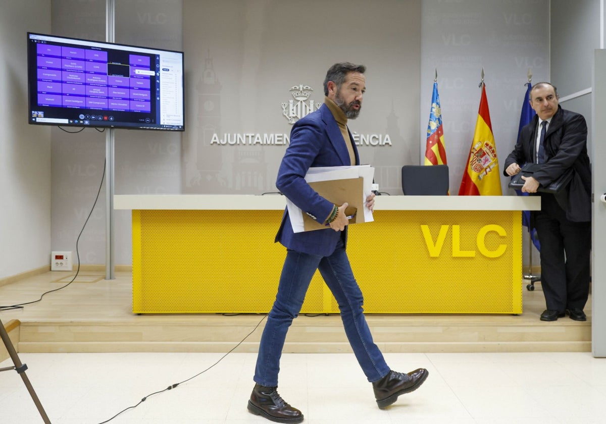 Rueda de prensa de Juanma Badenas para explicar su marcha de Vox.