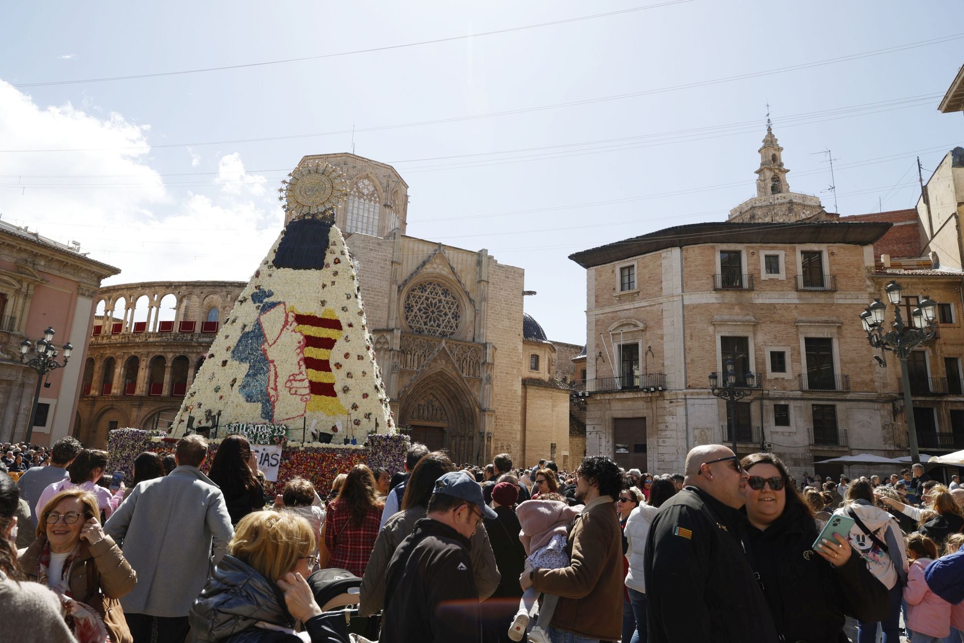 Visitantes y devotos, alrededor del manto de la Virgen este sábado