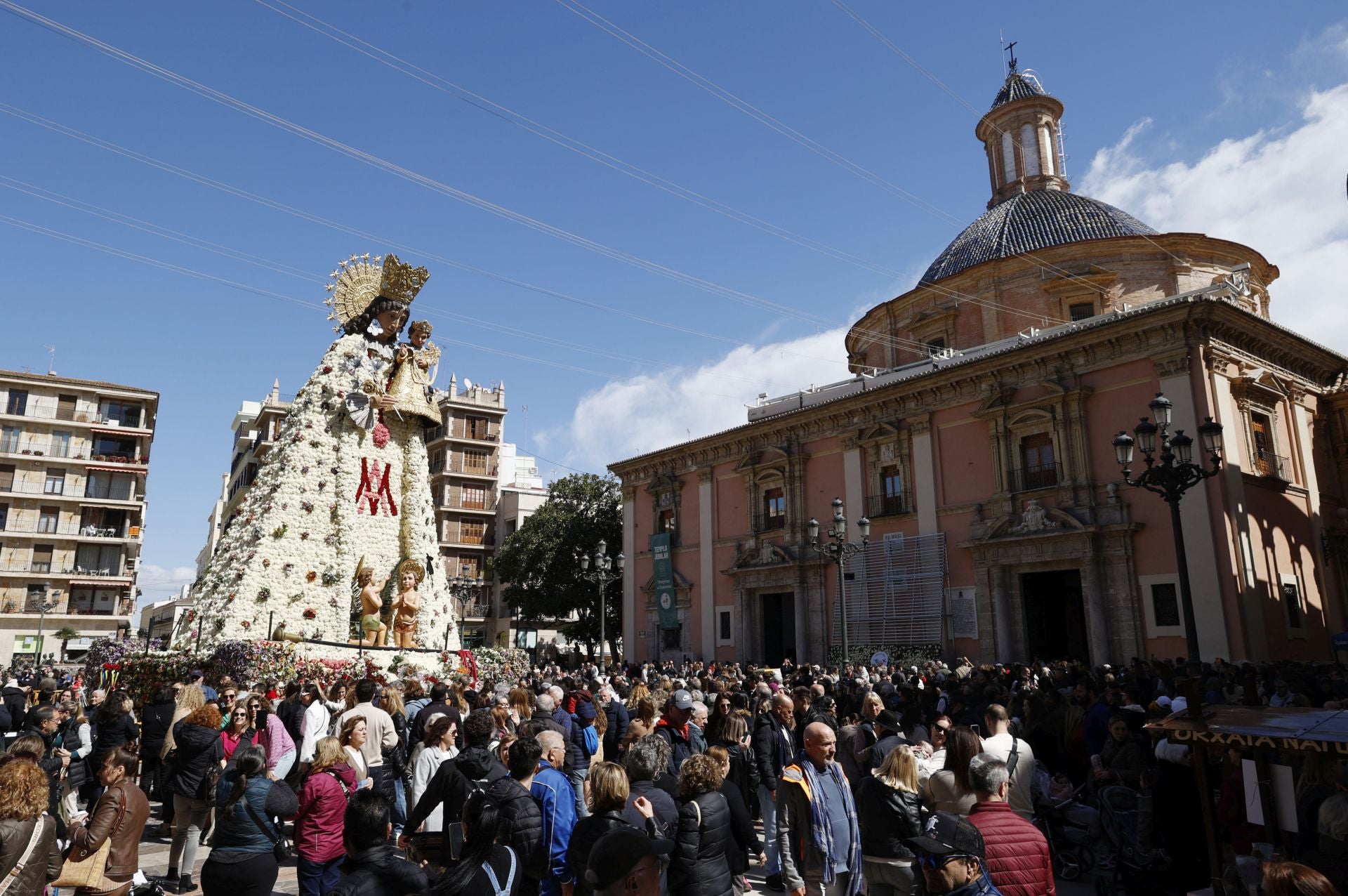 Visitantes y devotos, alrededor del manto de la Virgen este sábado