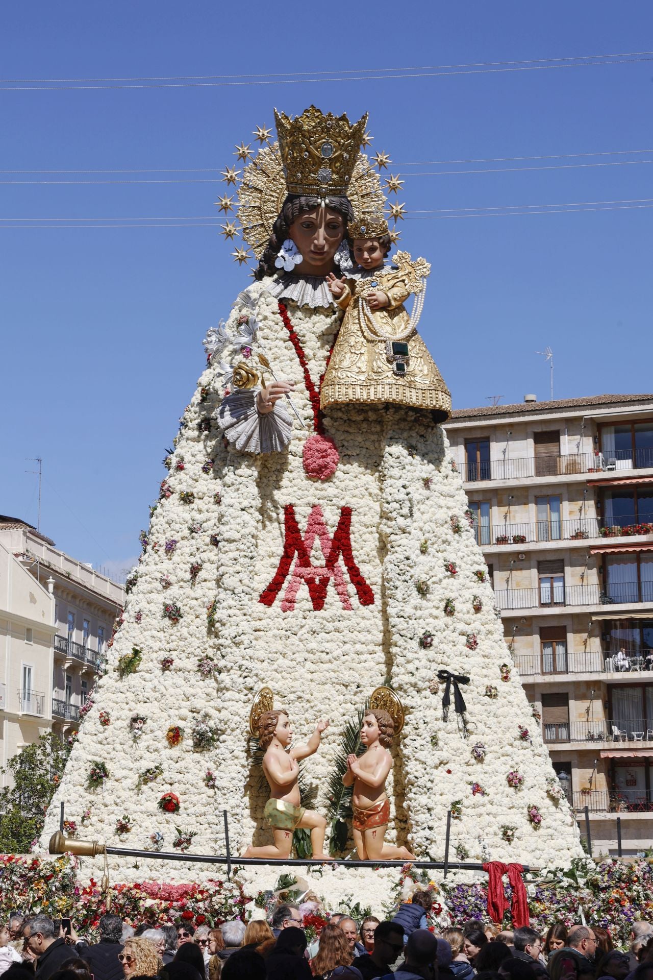 Visitantes y devotos, alrededor del manto de la Virgen este sábado