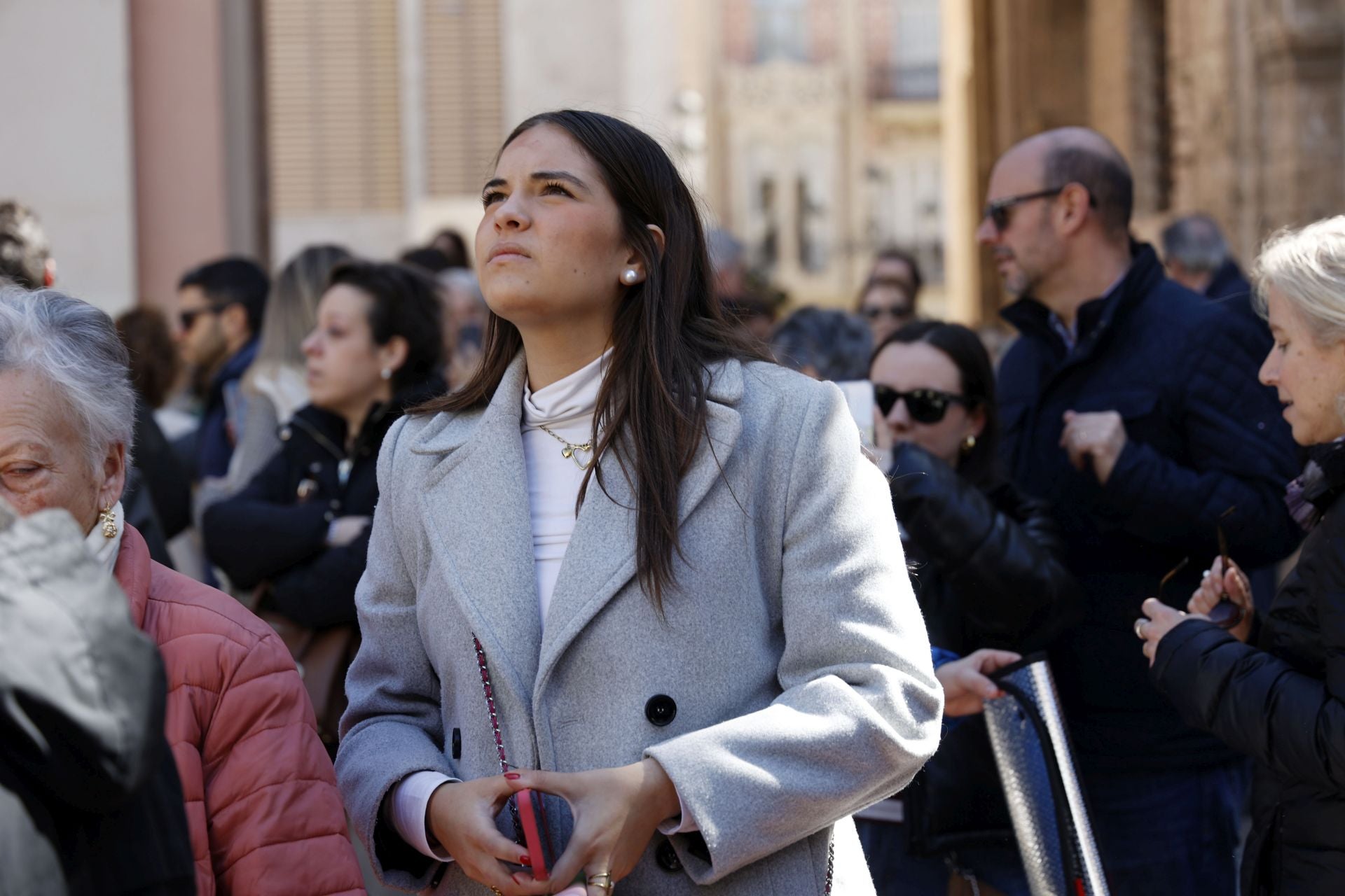 Visitantes y devotos, alrededor del manto de la Virgen este sábado