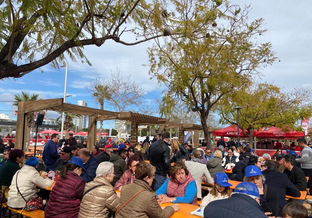 Imagen principal - Multitudinario almuerzo. Noemí y Javier, de abanicoss Burriel, y taller de pintura cerámica