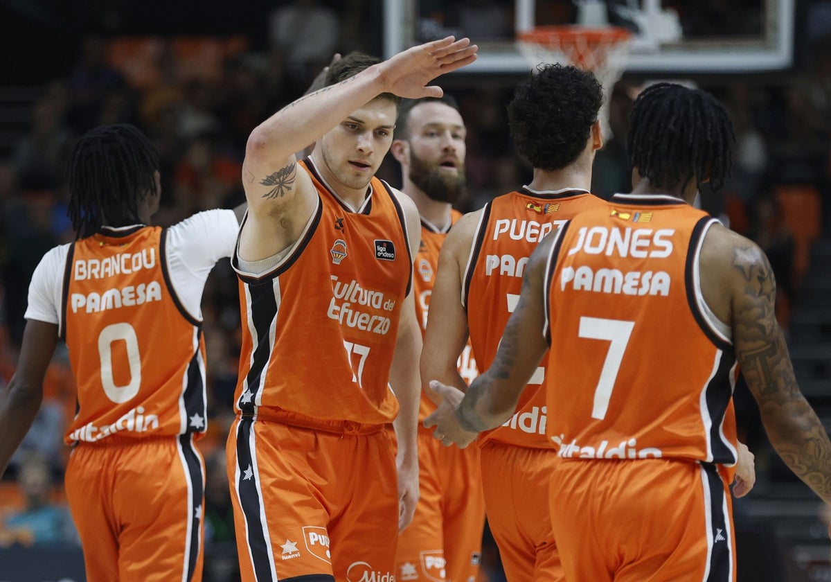 Los jugadores del Valencia Basket celebran la victoria.