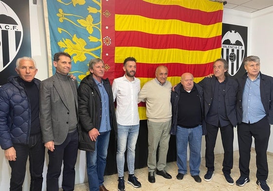 Carlos Corberán junto a los jugadores de la Asociación de Futbolistas del Valencia en la peña de Cheste por 30º aniversario