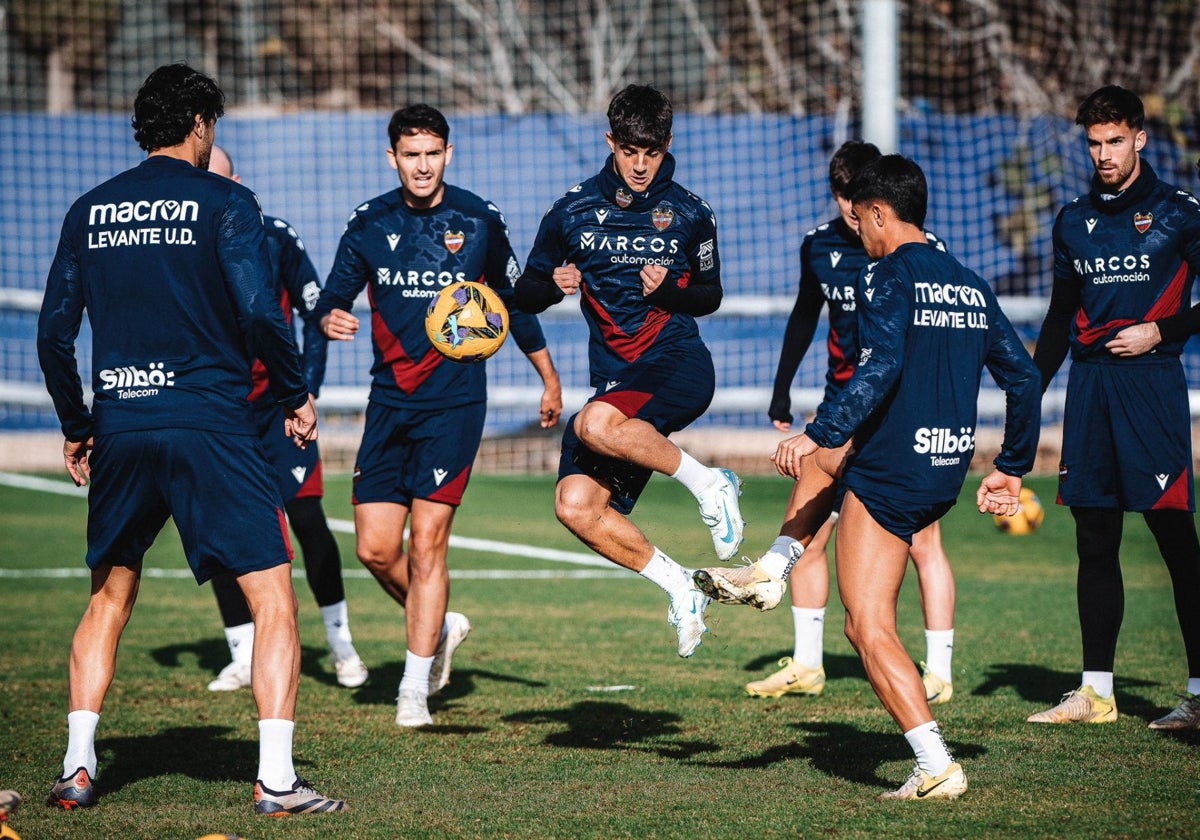 Los futbolistas del Levante, durante un entrenamiento en la ciudad deportiva de Buñol.